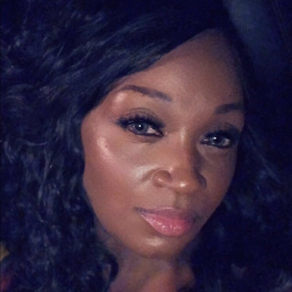 Poshmark profile picture for @indulged